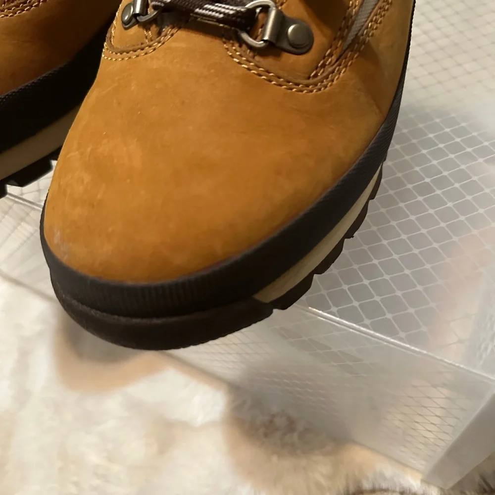 Timberland• Classic Men's Brown and Cream Boots•9.5